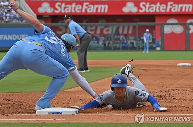 1루 견제 때 1루에 귀루하는 김혜성(오른쪽) [로이터=연합뉴스] Mandatory Credit: Peter Aiken-Imagn Images