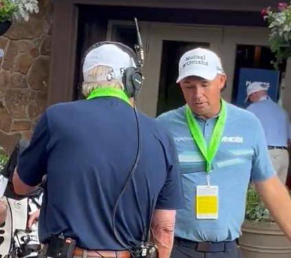 언쟁하는 해링턴(오른쪽)과 몰트비 파드리그 해링턴(오른쪽)이 28일(한국시간) 미국 콜로라도 스프링스 더 브로드무어 골프클럽에서 열린 미국프로골프(PGA) 투어 챔피언스 US 시니어 오픈 2라운드를 마친 뒤 프로 골퍼 출신 NBC 코스 분석가인 로저 몰트비에게 라운드 중 공 찾기를 도와주지 않았다며 언성을 높이고 있다. [브렛 포레스트 기자 소셜미디어 캡처. 재배포 및 DB 금지]