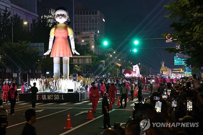 '오징어게임 시즌3' 퍼레이드 (서울=연합뉴스) 윤동진 기자 = 28일 서울 세종대로에서 '오징어 게임 시즌3' 퍼레이드 행사가 진행되고 있다. 2025.6.28 mon@yna.co.kr