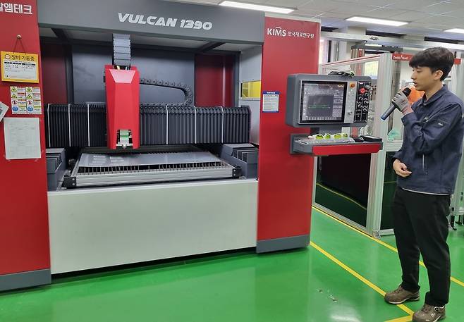 압연 공정 설명하는 재료연 연구원 [촬영 박주영]