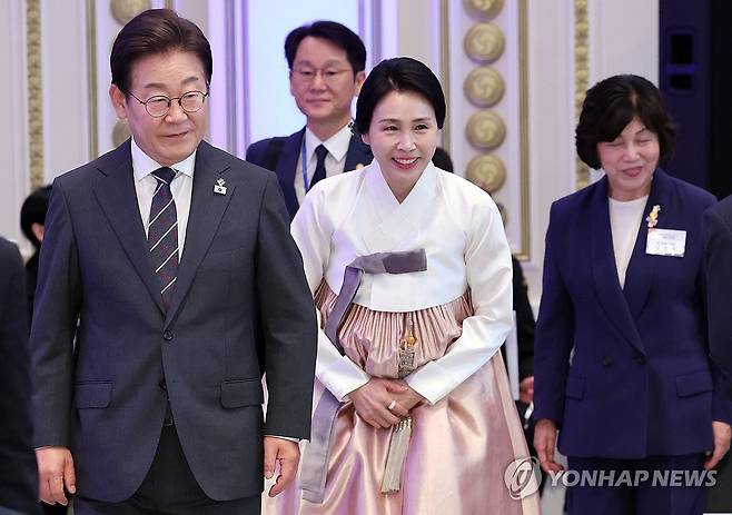 이재명 대통령, 국가유공자 초청 행사 (서울=연합뉴스) 한상균 기자 = 이재명 대통령과 김혜경 여사가 27일 청와대 영빈관에서 열린 '호국 보훈의 달, 대통령의 초대' 행사에 입장하고 있다. 맨 오른쪽은 강정애 국가보훈부 장관. 이번 행사에는 국가유공자 및 유족, 보훈단체장, 특별초청자 등이 참석했다. 2025.6.27 xyz@yna.co.kr