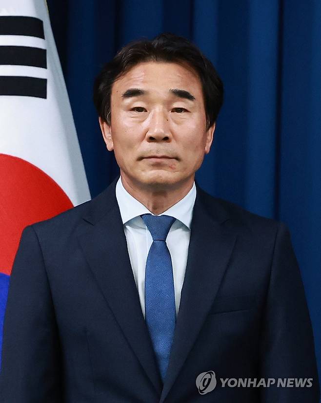 이재명 대통령, 전성환 경청통합수석 임명 (서울=연합뉴스) 홍해인 기자 = 대통령실은 29일 이재명 대통령이 전성환 경청통합수석을 임명했다고 강훈식 대통령비서실장의 브리핑을 통해 발표했다. 사진은 이날 인선 발표에 참석한 전 수석. 2025.6.29 hihong@yna.co.kr