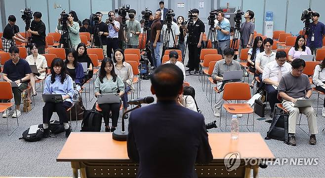 구윤철 경제부총리 후보자 발언 (서울=연합뉴스) 김도훈 기자 = 29일 서울 중구 예금보험공사 대강당에서 열린 구윤철 경제부총리 겸 기획재정부 장관 후보자 기자간담회에서 취재진이 구 후보자의 발언을 경청하고 있다. 2025.6.29 superdoo82@yna.co.kr