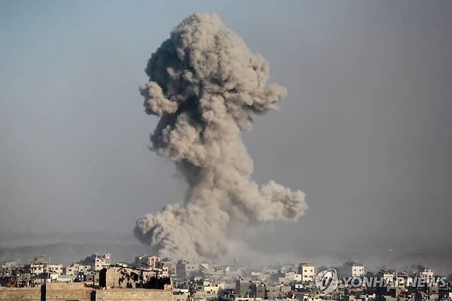 가자지구에서 피어오르는 포연 [AFP=연합뉴스 자료사진. 재판매 및 DB 금지]