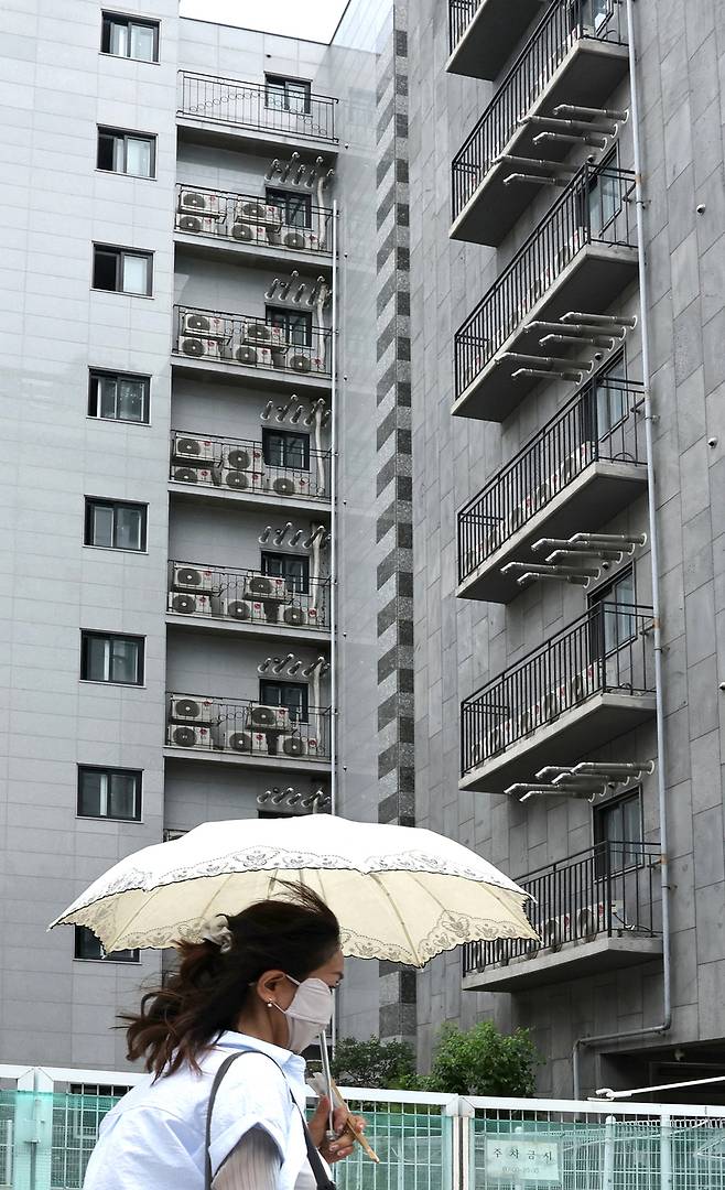 ▲ 경기 일부 지역에 폭염경보가 발효된 가운데 30일 오후 수원시 팔달구 한 주상복합 건물에 설치된 에어컨 실외기가 뜨거운 바람을 뿜어내고 있다. / 김철빈 기자 narodo@incheonilbo.com