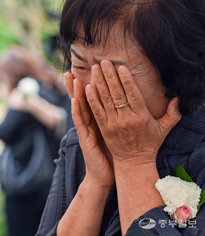 30일 오전 화성시 서해마루유스호스텔에서 진행된 씨랜드 화재 참사 희생자 26주기 추모제에서 한 유가족이 오열하고 있다. 임채운기자