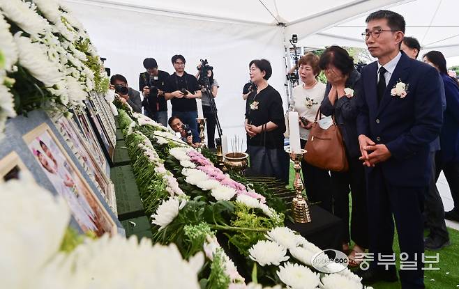 30일 오전 화성시 서해마루유스호스텔에서 진행된 씨랜드 화재 참사 희생자 26주기 추모제에서 유가족들이 헌화하고 있다. 임채운기자