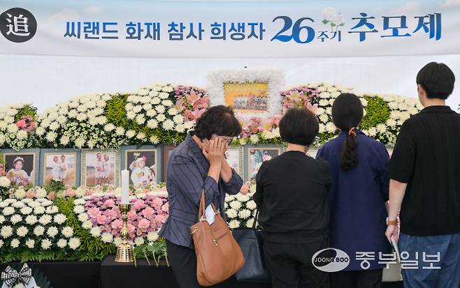 30일 오전 화성시 서해마루유스호스텔에서 진행된 씨랜드 화재 참사 희생자 26주기 추모제에서 유가족들이 헌화하고 있다. 임채운기자