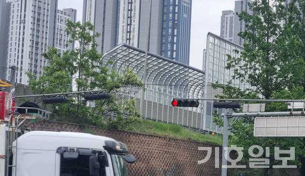 용인 보평역 서희 스타힐스 아파트 조합원들이 검찰에 철저수사를 요구하는 진정서를 냈다.사진은 아파트 전경과 방음벽. /김형운 기자