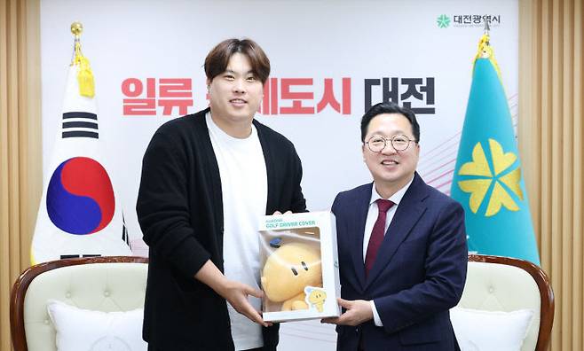 5월 16일 대전시를 방문해 이장우 대전시장을 접견한 류현진 선수 모습. 사진제공은 대전시