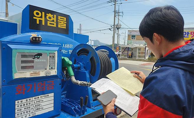 신안소방서는 섬 지역 민원인의 방문 불편 해소를 위해 최근 우체통을 활용한 ‘비대면 정기점검표 제출 자체 특수시책 서비스’를 운영, 군민들이 시간과 비용 절감에 호응하고 있다.＜신안소방서 제공＞