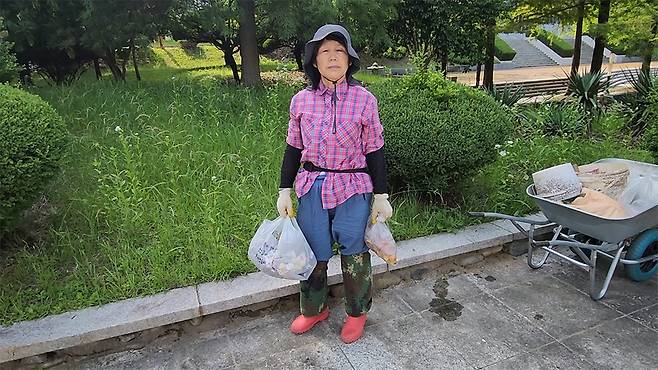 학교 주변에서 음식물 쓰레기를 수거하고 있는 시민단체 관계자.