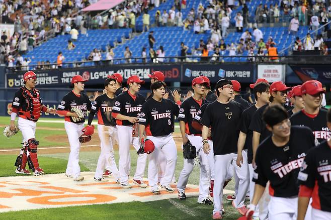 KIA가 부상 악재에도 6월 한 달 0.682의 승률을 기록하면서 순위 싸움에 불을 붙였다.  <KIA 타이거즈 제공>