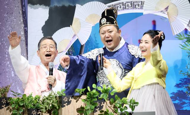 30일 전주시 국립무형유산원에서 열린 ‘제51회 전주대사습놀이 전국대회’에서 판소리 명창부 장원을 차지한 최호성 씨가 앙코르 공연을 하고 있다. 조현욱 기자