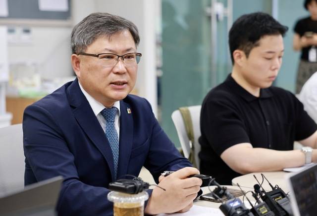 유정기 전북교육감 권한대행은 30일 전북교육청 기자실에서 간담회를 갖고 기자들의 질문에 답변하고 있다./전북교육청 제공