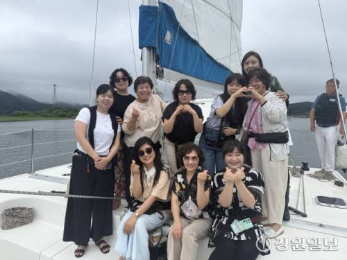 ◇춘천북부노인복지관(관장:최기원)은 지난달 17일부터 2주간 춘천시요트협회 선착장에서 사회복지사와 생활지원사 등 복지관 직원 80여명을 대상으로 요트를 활용한 소진예방교육을 진행했다.