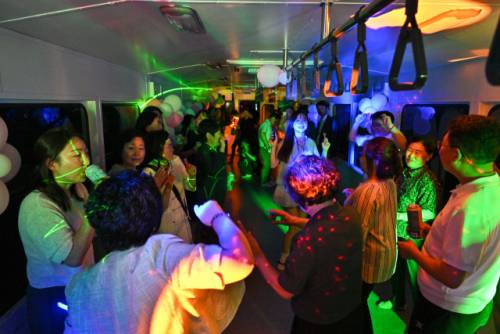 ◇국내 최초의 레일바이크인 정선레일바이크가 개장 20주년을 맞아 30일 여량면 구절리역과 제2터널 구간에서 최승준 정선군수를 비롯한 전영기 정선군의장 등 기관단체장과 관광가이드, 정선DMO사업단 관계자 등 50여명이 참석한 가운데 ‘DJ와 함께하는 터널 뮤직열차’를 선보여 눈길을 끌었다.