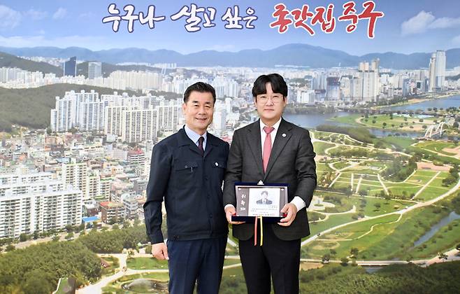 울산 중구가 30일 최장호 중울산청년회의소 회장을 제46대 명예구청장으로 위촉한 가운데 최장호 명예구청장은 공원녹지과와 도시과를 방문해 올해 주요 현안 업무를 살펴본 뒤 학성나무학교와 종가로 대학생 참여정원 등 주요 사업 현장을 둘러보며 발전 방안을 제시했다.