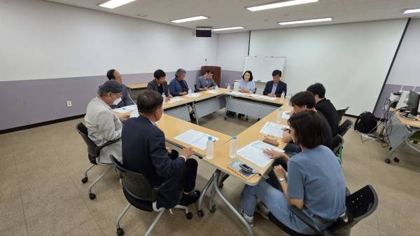 도내 주요 예술 단체장들과의 소통 간담회 모습.&nbsp; /경남문화예술진흥원