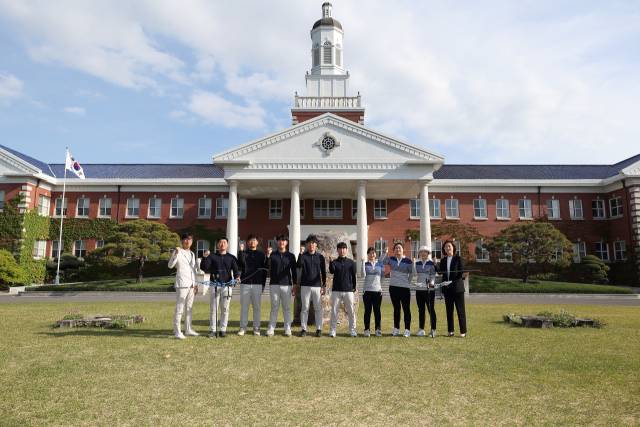 계명대 양궁부가 성서캠퍼스 본관 앞에서 화이팅을 하고 있다. 계명대 제공