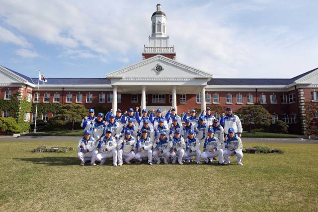 계명대 야구부가 성서캠퍼스 본관 앞에서 화이팅을 하고 있다. 계명대 제공