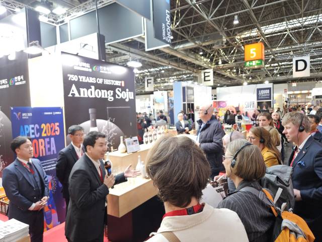 지난 3월 세계 최대 주류박람회인 프로바인(ProWein)2025에서 처음 공개된 안동소주 공동주 병(甁). 매일신문 DB