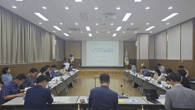경남도는 기후변화와 도시화로 인한 복합적인 물문제에 선제적으로 대응을 위한 도내 시군과의 협력 체계 강화 실무 회의를 개최했다. 경남도 제공