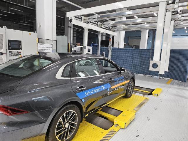 첨단 안전장치의 작동 여부 확인이 가능한 차세대 검사장비(KADAS)가 TS 첨단자동차검사연구센터(KAVIC)에 설치된 모습. 한국교통안전공단 제공