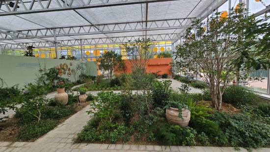 갤러리온실 내부 모습. 다양한 식물로 된 정원과 쉼터 등이 조성돼 있다.