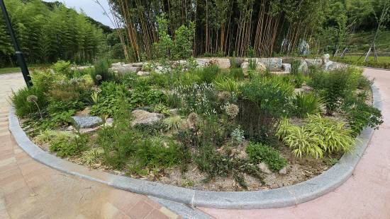 자연주의 정원으로 조성된 K-가든.