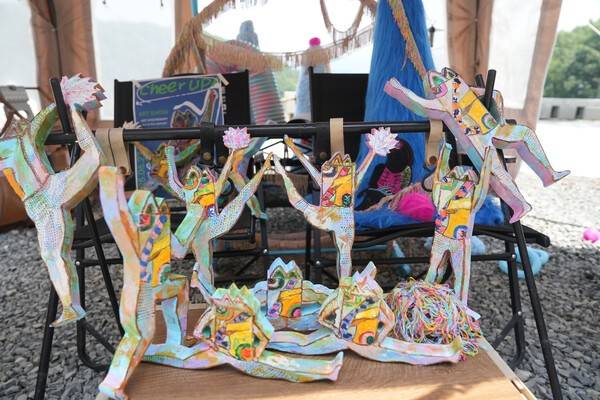 조혜은 작가가 카라반 옆 텐트 아래 캠핑용 접이식 상자와 소품 걸이 등에 자신의 작품들을 전시해둔 모습. 백지영기자