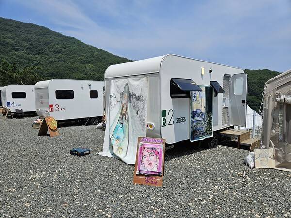 사하라 작가는 자신의 카라반 측면·후면에 캔버스를 드리워 작품이 바람에 펄럭이도록 설치해 뒀다. 백지영기자