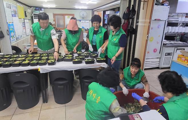 물김치를 만들고 용기에 담고 있다. /새마을부녀회 제공
