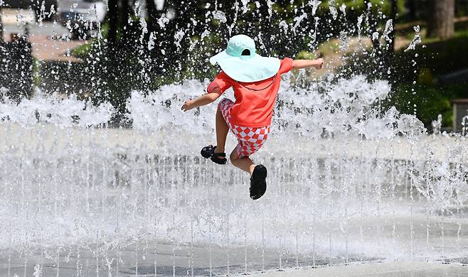 30일 대구 서구 평리공원 바닥분수에서 한 어린이가 물놀이를 하며 더위를 식히고 있다. /황인무기자