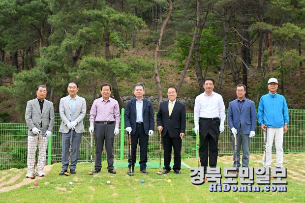 군위군이 의흥면 이지리 일대에 전국최대 규모로 180홀 파크골프장 조성사업을 추진하고 있다. 사진은 위천수변테마파트 내 파크골프장 개장식 모습.