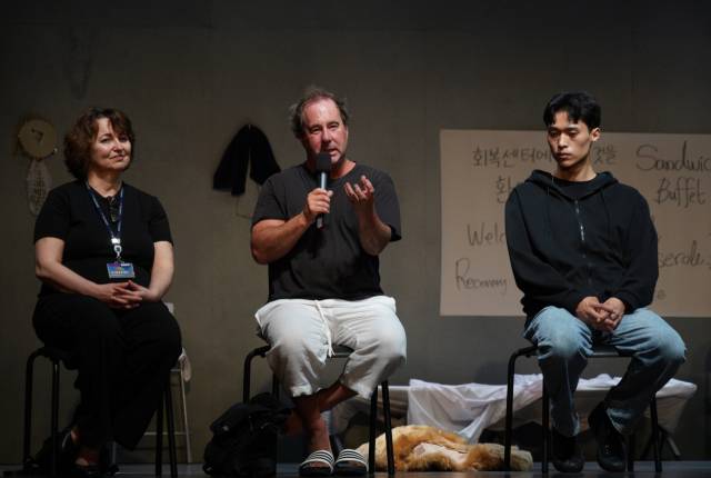 지난 28일 부산 영화의전당 하늘연극장에서 열린 제5회 세계여성공연예술축제 폐막작 '리커버리, 어둠 속의 동행자들' 공연 후 관객과의 대화가 진행되고 있다. 캐나다 극작가 그렉 맥아더(가운데)가 연출 의도에 대해 답하고 있다. GWPAF 제공