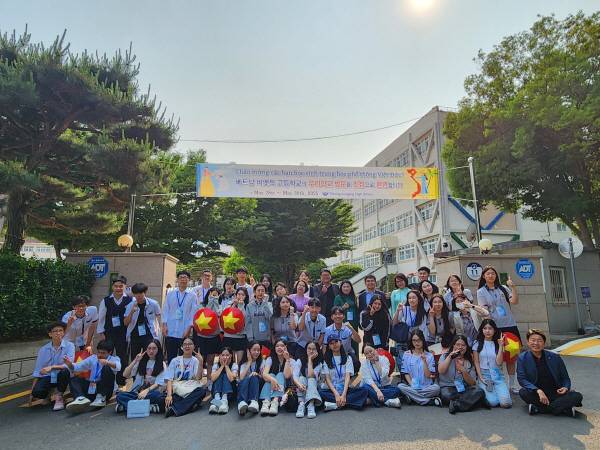 5월 29일 포항중앙여자고등학교와 포항중앙고등학교, 비엣득 고등학교 학생들이 포항중앙고등학교를 배경으로 다 함께 단체 사진을 찍고 있다.