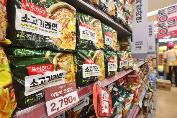 고물가가 장기화하면서 '서민의 한 끼' 식품인 라면값까지 오르자 유통업체들이 역발상 저가 마케팅을 강화하고 있다. 주요 대형마트와 편의점들이 장바구니 물가를 낮추기 위해 선보인 400∼500원대 PB(자체 브랜드) 라면이 가성비 제품을 찾는 소비자들 사이에서 인기를 끌고 있다. 사진은 29일 서울 중구 롯데마트에 진열된 PB라면.연합