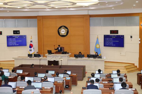 포항시의회는 30일 제324회 제1차 정례회 제3차 본회의를 열어 28건의 안건을 처리하고 21일간의 일정을 마무리했다.
