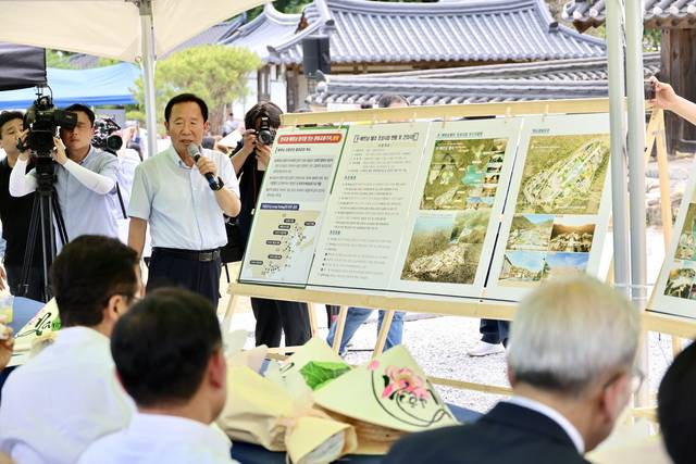 박현국 봉화군수가 지난해 6월 K- 베트남 밸리 조성사업 대상지인 봉성면 일대 충효당을 방문한 유인촌 문화체육관광부 장관 등 중앙부처 관계자들에게 브리핑을 하고 있다. 봉화군 제공