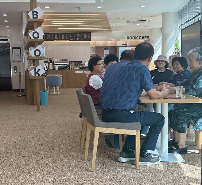 6월30일 오후 1시쯤 대구 달서구 내 무더위 쉼터인 송현희망센터에 주민들이 모여 있다. 구경모 기자