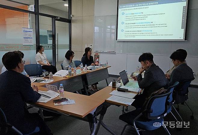 한국거버넌스학회 춘계학술대회가 지난 25일 전남 나주 빛가람혁신도시 동신대 혁신융합캠퍼스에서 진행된 가운데 박자경 전북연구원 연구위원이 '정주형 인재 육성' 모델에 관한 발표를 진행하고 있다. 이삼섭기자 seobi@mdilbo.com