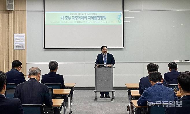 지난 25일 진행된 한국거버넌스학회 춘계학술대회에서 김대성 학회장이 인사말을 하는 모습. 한국거버넌스학회 제공