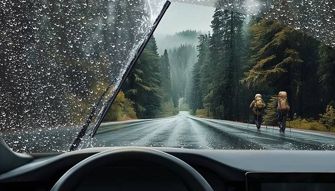 보쉬가 말하는 장마철 집중 호우 안전 운전은 와이퍼 고무가 경화되면 잘 닦이지 않아 반드시 교체해줘야 한다고 강조했다. 사진=보쉬코리아