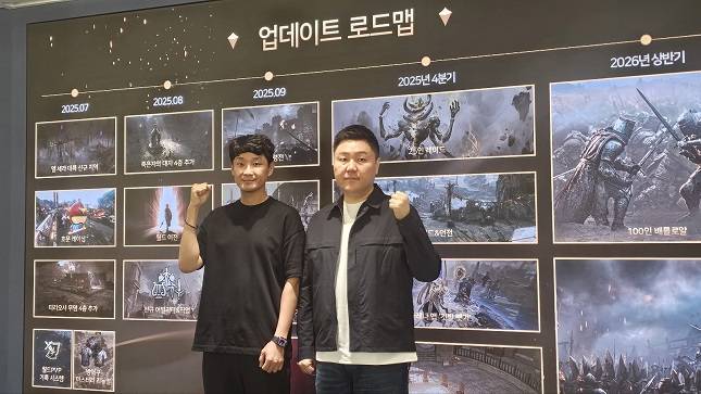 한재영 스마일게이트 메가포트 이사(왼쪽), 김효재 엔엑스쓰리게임즈 PD(오른쪽)가 '로드나인' 1주년 기념 미디어 공동 인터뷰에서 기념촬영을 하고 있다. /사진=비즈워치