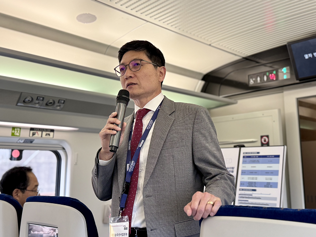 지난 24일 김정훈 현대로템 레일솔루션사업본부장이 2세대 KTX-이음 열차 안에서 열린 설명회에서 발표하고 있다./사진=백유진 기자 byj@