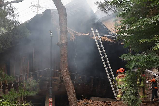 30일 서울 성북구 ‘성북동 별서’ 내 송석정에서 화재가 발생해 소방대원들이 진화작업을 하고 있다. 성락원은 조선시대의 대표적인 별서정원으로 한국 전통 정원의 원형을 잘 보존하고 있는 문화유산이다. (사진=연합뉴스)