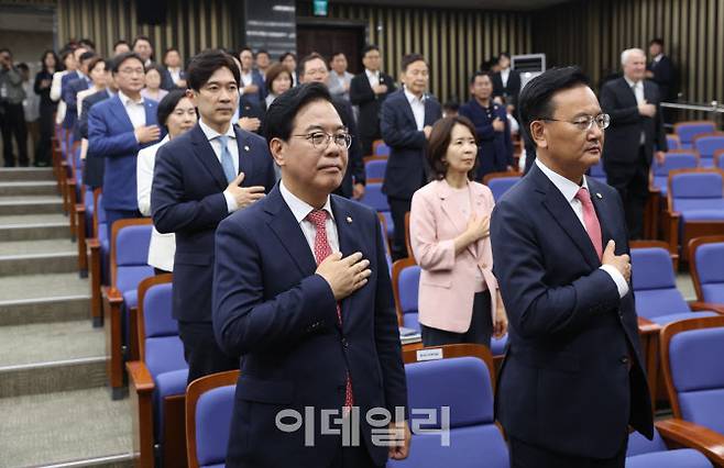 [이데일리 노진환 기자] 송언석 국민의힘 원내대표와 유상범 원내수석부대표 및 의원들이 30일 오후 서울 여의도 국회에서 열린 의원총회에서 국민의례를 하고 있다.