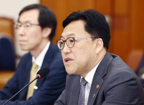 김병환 금융위원장이 30일 오전 서울 여의도 국회에서 열린 2025년도 제2회 추가경정예산안 관련 정무위원회 전체회의에서 의원 질의에 답변하고 있다. (사진=뉴스1)