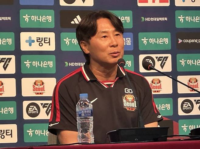 &nbsp;"팬분들께 무거운 마음 갖고 있습니다. 그렇기 때문에 더욱더 경기 결과로 보여드려야 한다고 생각합니다."'레전드'&nbsp;기성용(36)의 포항 스틸러스 이적에 팬들로부터 집중포화를 당하는 김기동(53) FC서울 감독은 이렇게 말했다.서울에서 10년을 뛴 국가대표 출신 미드필더&nbsp;기성용의 포항 이적 추진 소식은 지난 24일 알려졌고, 곧 기정사실이 됐다. 행정 절차만 마무리되면 포항의 공식 발표가 있을 예정이다. 2025.6.29